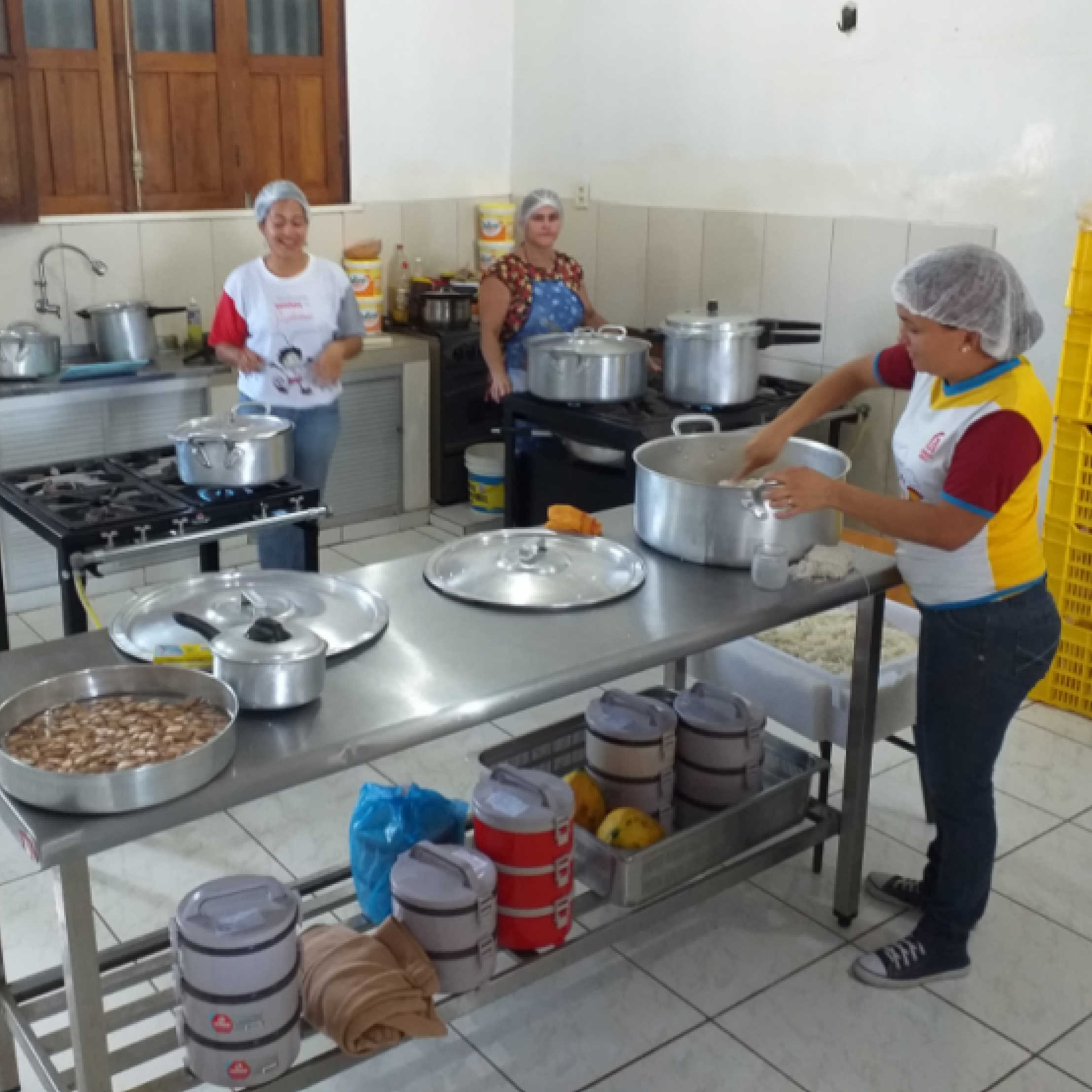 Volunteers prepare food for the Venezuelan families.