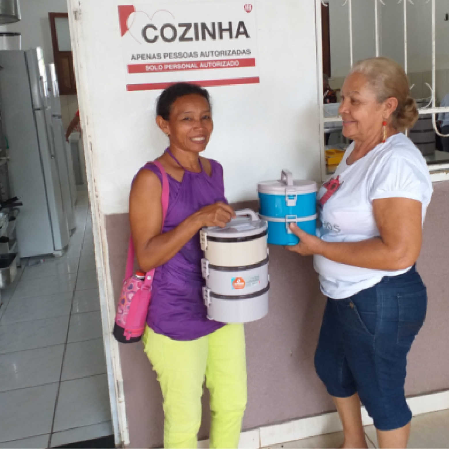 Venezuelan mothers receive the lunchbox for the daily meal.